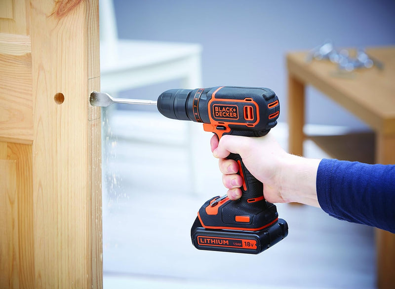 Black+Decker Akku-Bohrschrauber (18V, 1.5 Ah, Planetengetriebe, LED-Arbeitsleuchte, Softgriff, inkl.