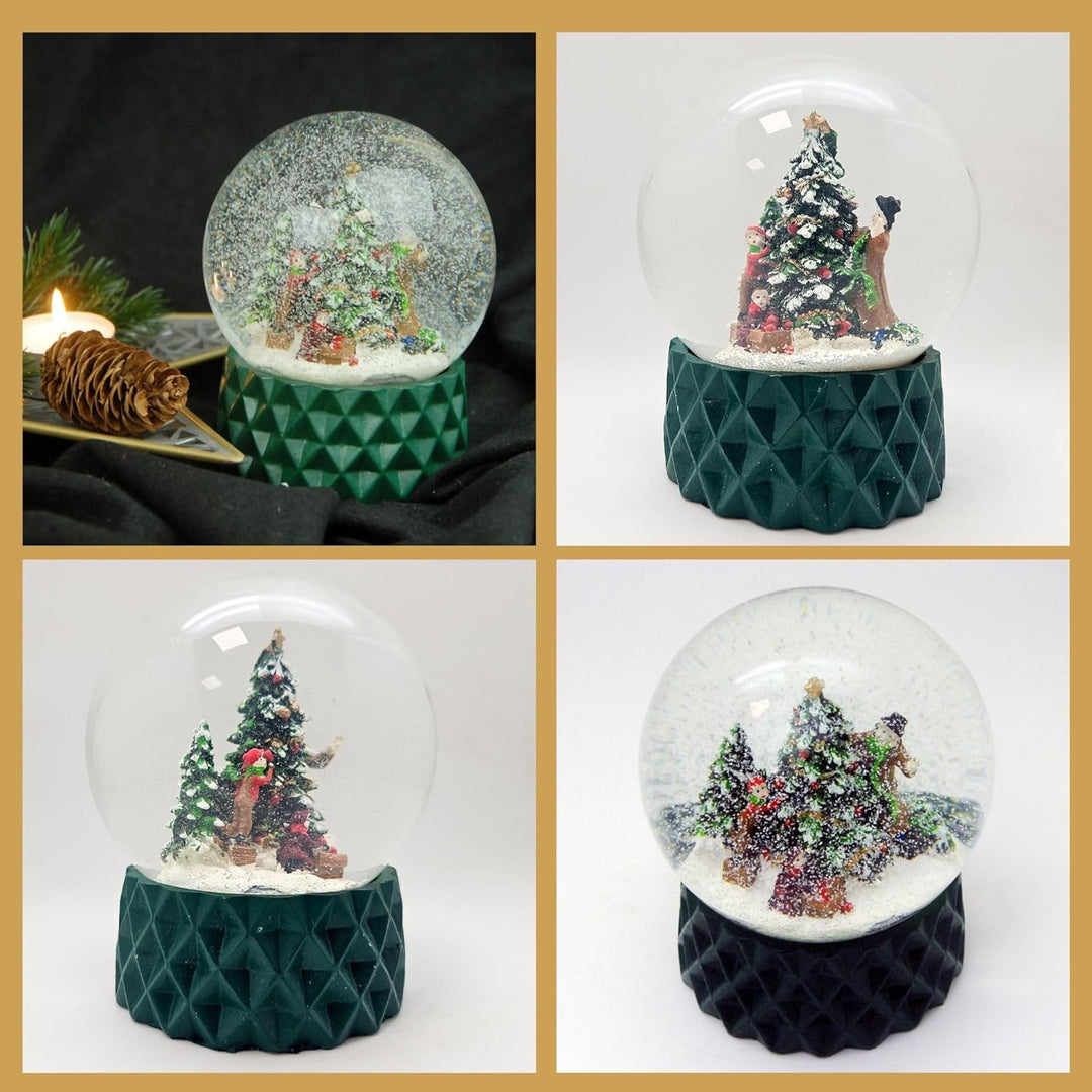 Schneekugel Christbaum schmücken * Familie schmückt Weihnachtsbaum * Sockel grün Kubisch, Pure-Line,