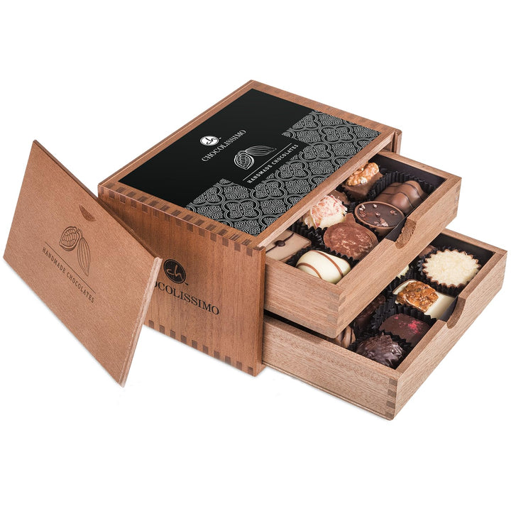 CHOCOLISSIMO Schokolade Geschenk - Pralinen Geschenk - 20 handgemachte Pralinen im Holzkästchen - We