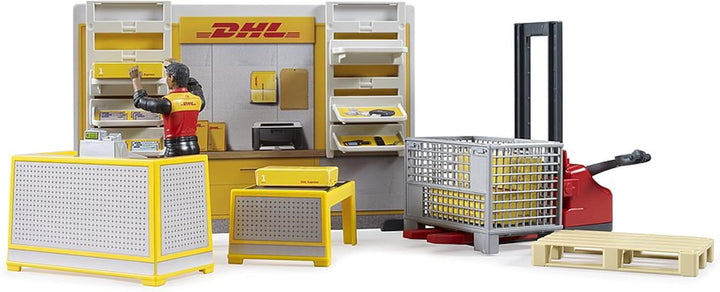 bruder 62251 - Bworld DHL Paketshop inklusive DHL-Mitarbeiter - 1:16 Spielzeug, Zubehör, Post Filial