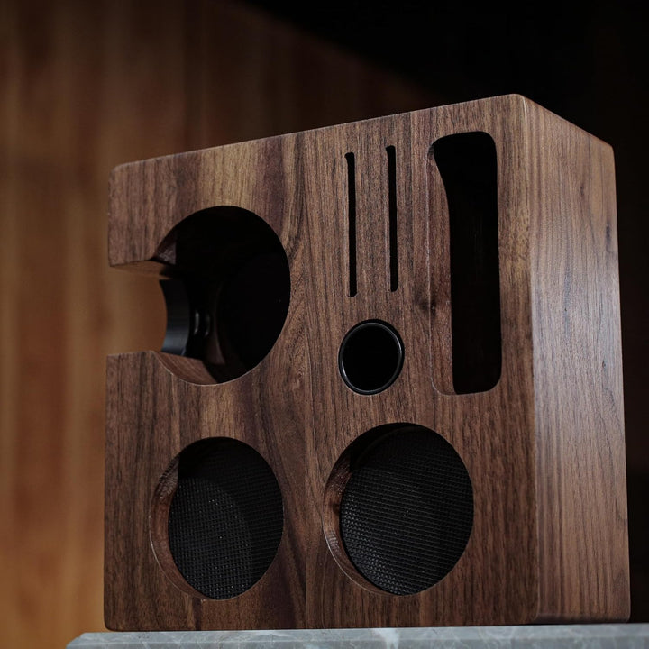 Tamperstation 58mm aus Walnussholz – Siebträger-Halter & Tamper-Ablage mit Dosiertrichter-Schlitz, P