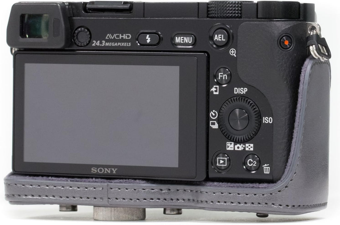 MegaGear Sony Alpha A6300, A6000 (16-50 mm) Ever Ready Leder Kamera-Case mit Trageriemen und Batteri
