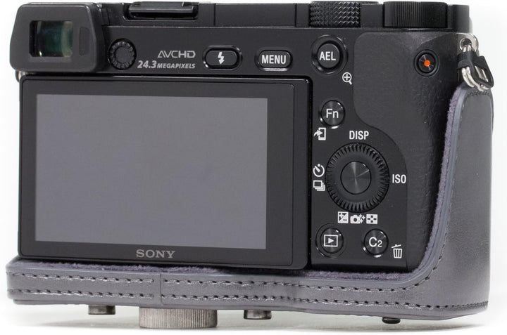 MegaGear Sony Alpha A6300, A6000 (16-50 mm) Ever Ready Leder Kamera-Case mit Trageriemen und Batteri