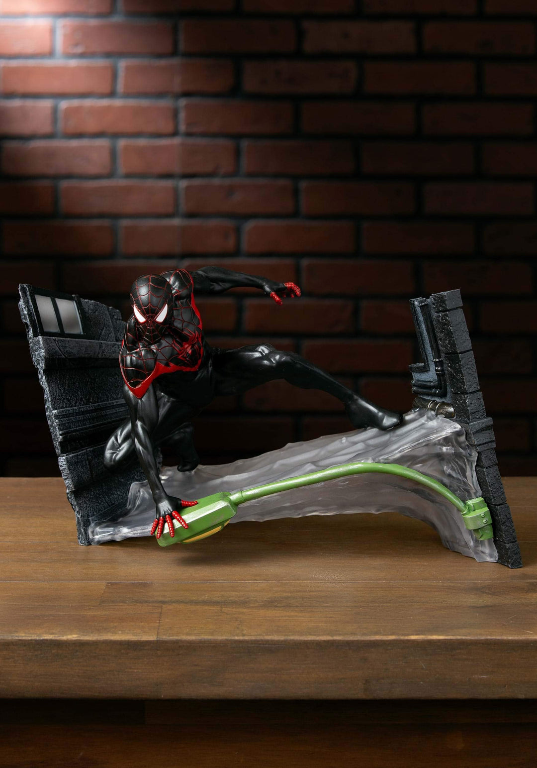 Diamond Select Toys APR202660 Marvel-Galerie: Miles Morales Statue, Stern, Schwarz, One Size