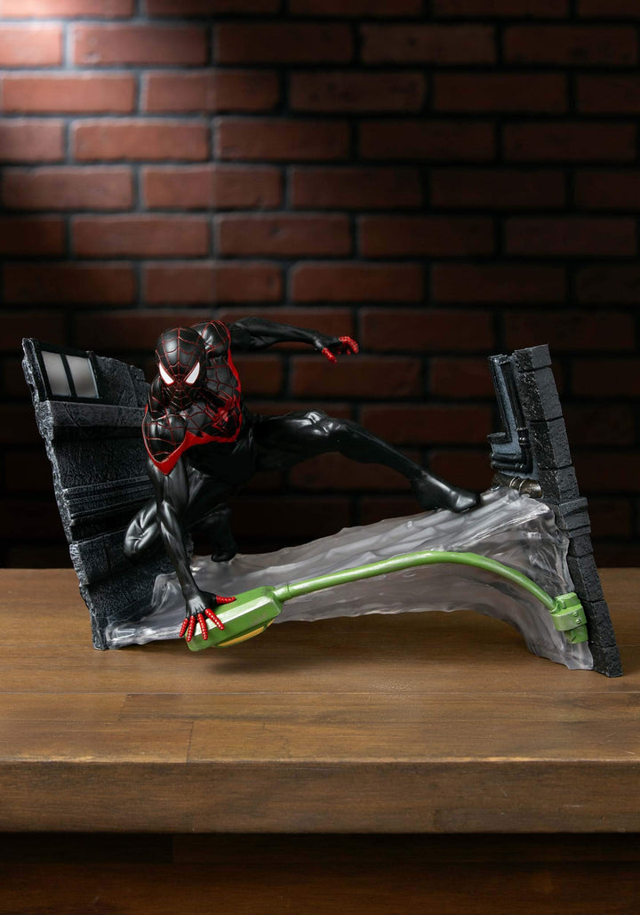 Diamond Select Toys APR202660 Marvel-Galerie: Miles Morales Statue, Stern, Schwarz, One Size
