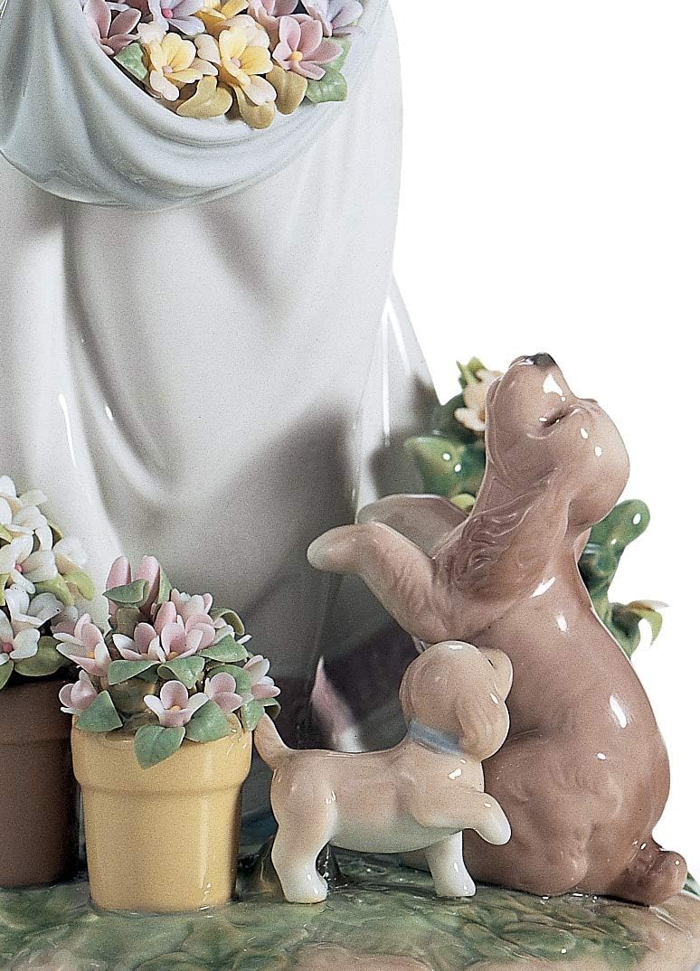 LLADRÓ Mädchen-Figur Zärtliches Spiel Im Garten. Mädchen Mit Blumen. Porzellan.