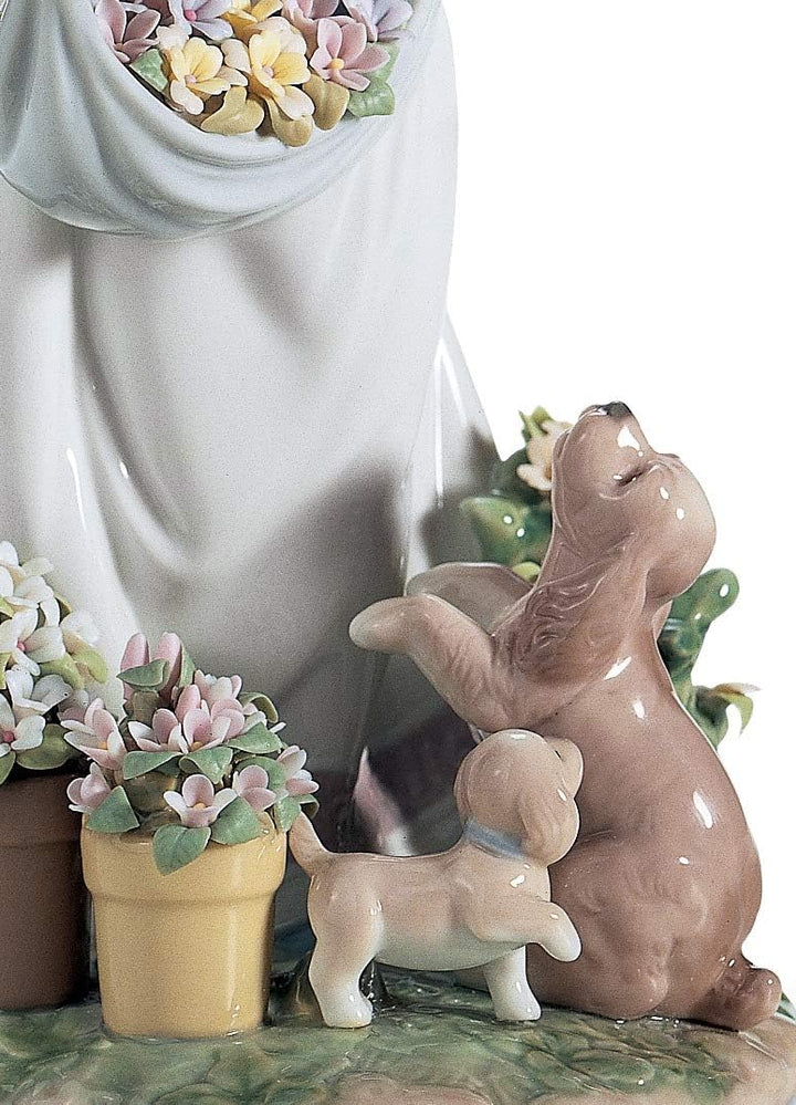 LLADRÓ Mädchen-Figur Zärtliches Spiel Im Garten. Mädchen Mit Blumen. Porzellan.