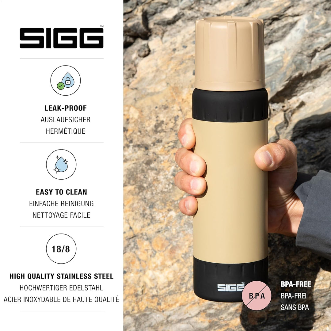 SIGG – Isolierte Trinkflasche – Thermosflasche Alpine Star Caramel Sand, mit Becher – 27 St. Heiss,
