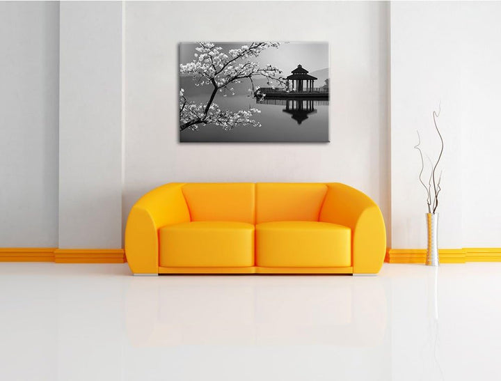 schöner Kirschbaum an japanischem See schwarz/weiss Format: 100x70 auf Leinwand, XXL riesige Bilder