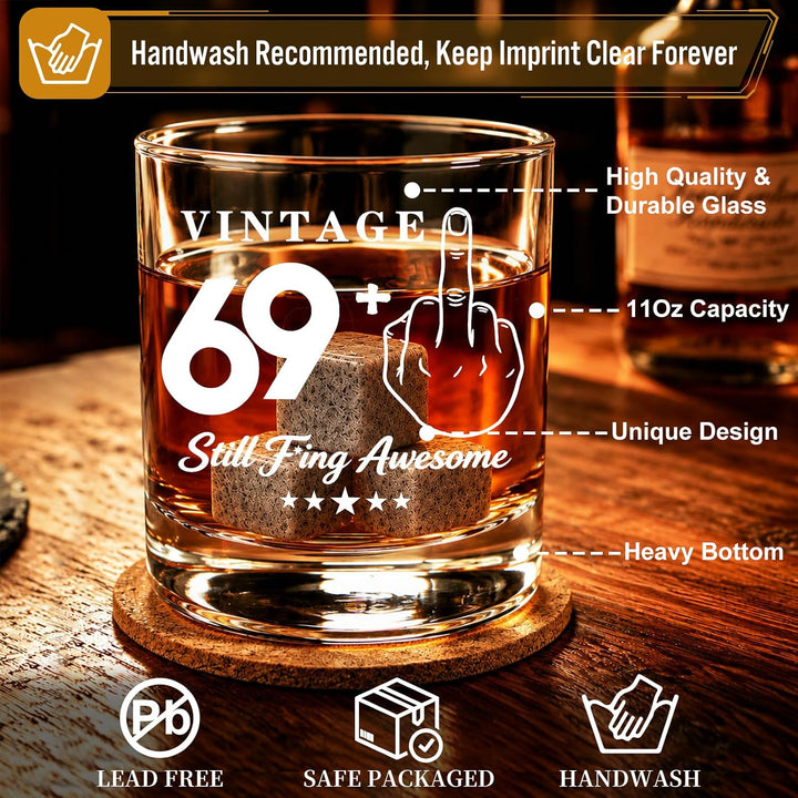 70 Geburtstag Geschenke für Männer 1956 "VINTAGE 69+ Still Fing Awesome" Whisky-Set - Holzkiste mit
