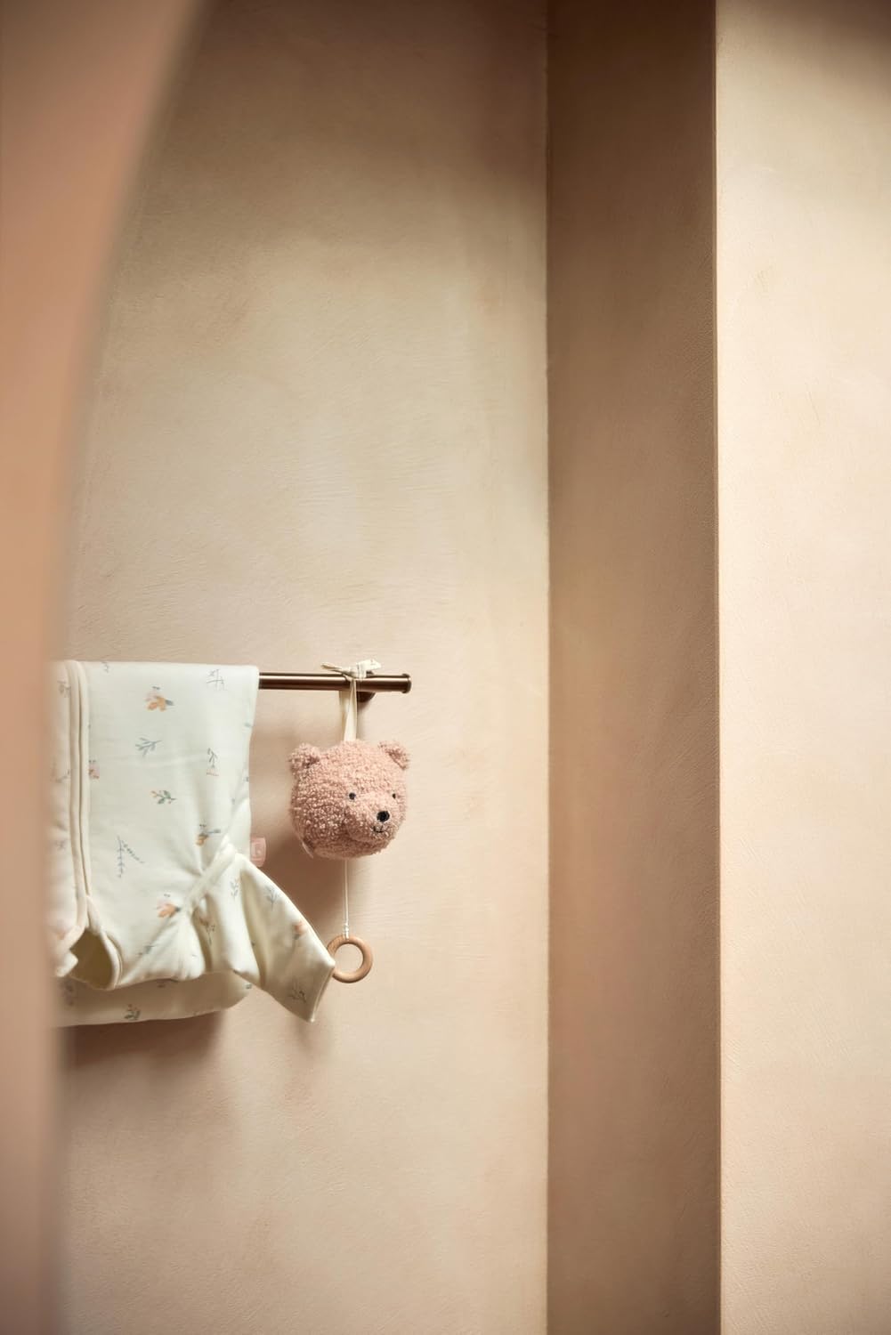 Jollein Spieluhr Baby Teddy Bear - Wild Rose - Stoff Musikanhänger - Für Mädchen und Jungen - Baby M
