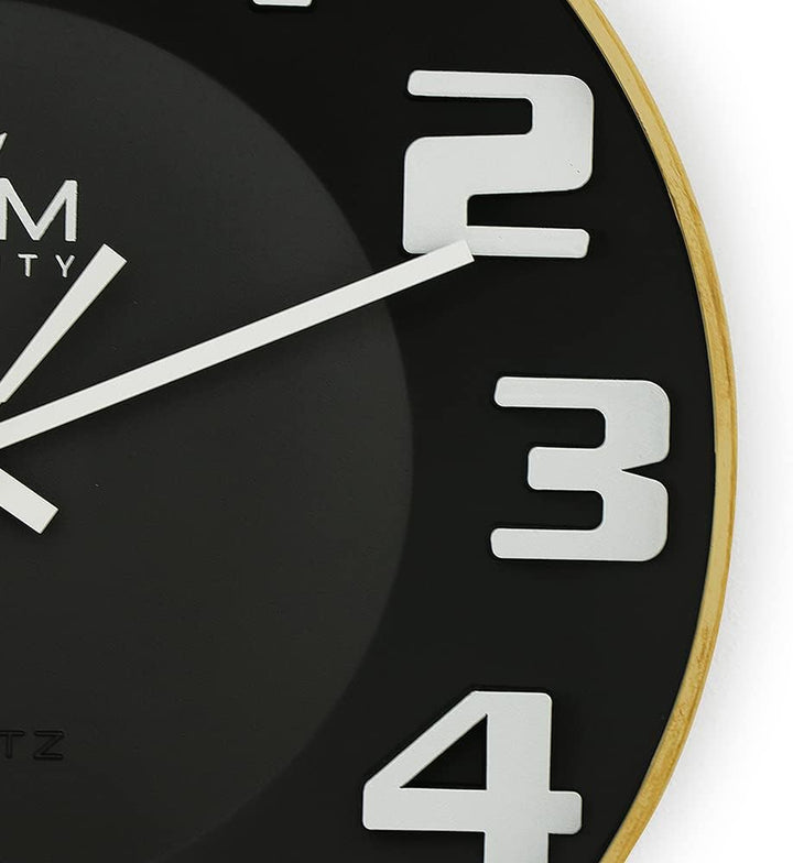 MPM Quality Design Wanduhr, 3D-Ziffern, Quarz-Uhrwerk Sweep, Schwarz/Weiss, Modern, Kunststoff und M