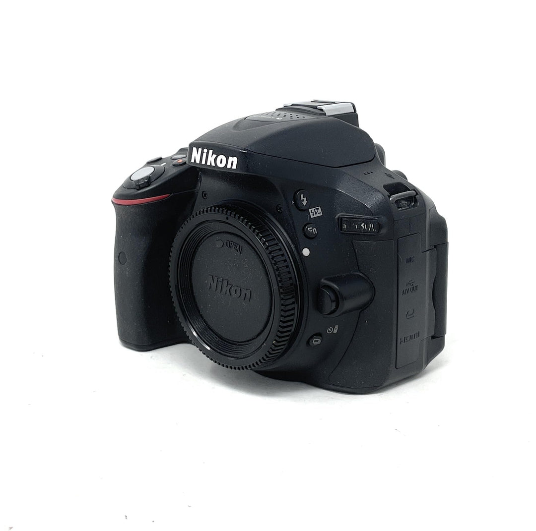 Nikon D5300 SLR-Digitalkamera (24,2 Megapixel, 8,1 cm (3,2 Zoll) LCD-Display, Full HD, HDMI, WiFi, G