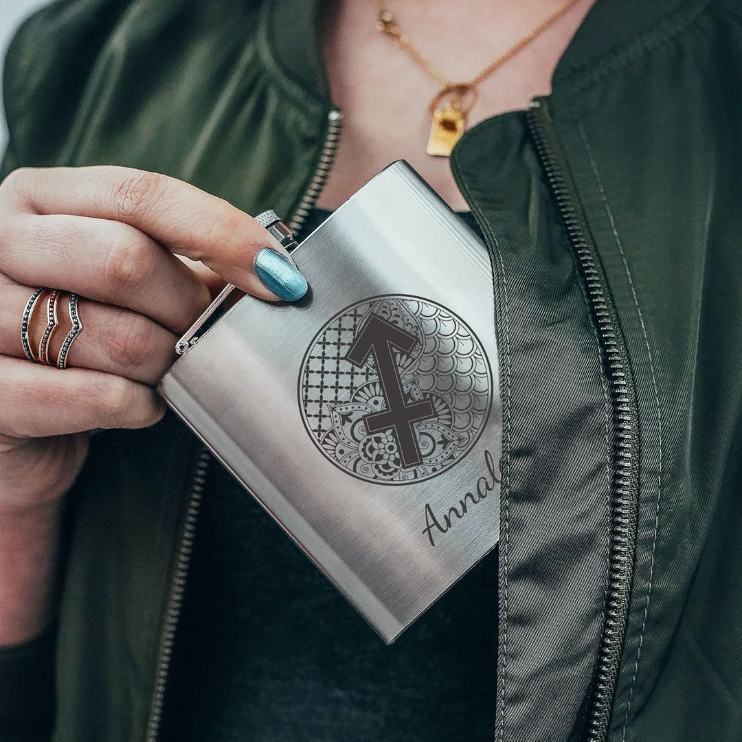 personalisierbarer Flachmann aus Edelstahl mit Name – Sternzeichen Schütze Zentangle – Taschenflasch