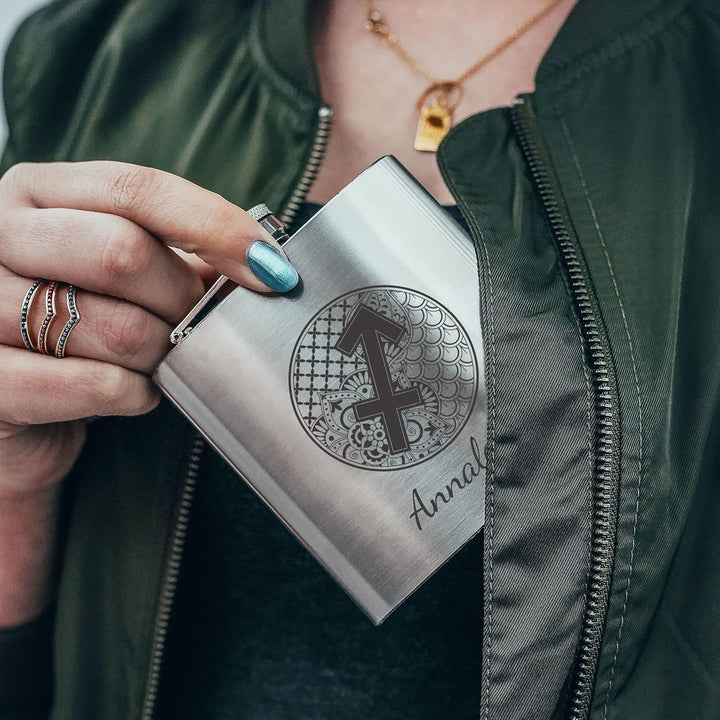 personalisierbarer Flachmann aus Edelstahl mit Name – Sternzeichen Schütze Zentangle – Taschenflasch
