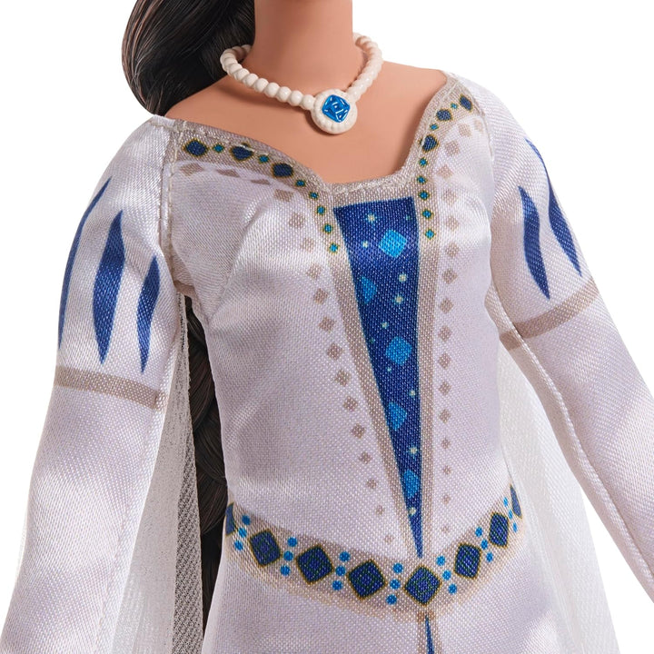 Mattel Disney Wish Königin Amaya von Rosas Modepuppe, bewegliche Puppe und Accessoires, HRC11