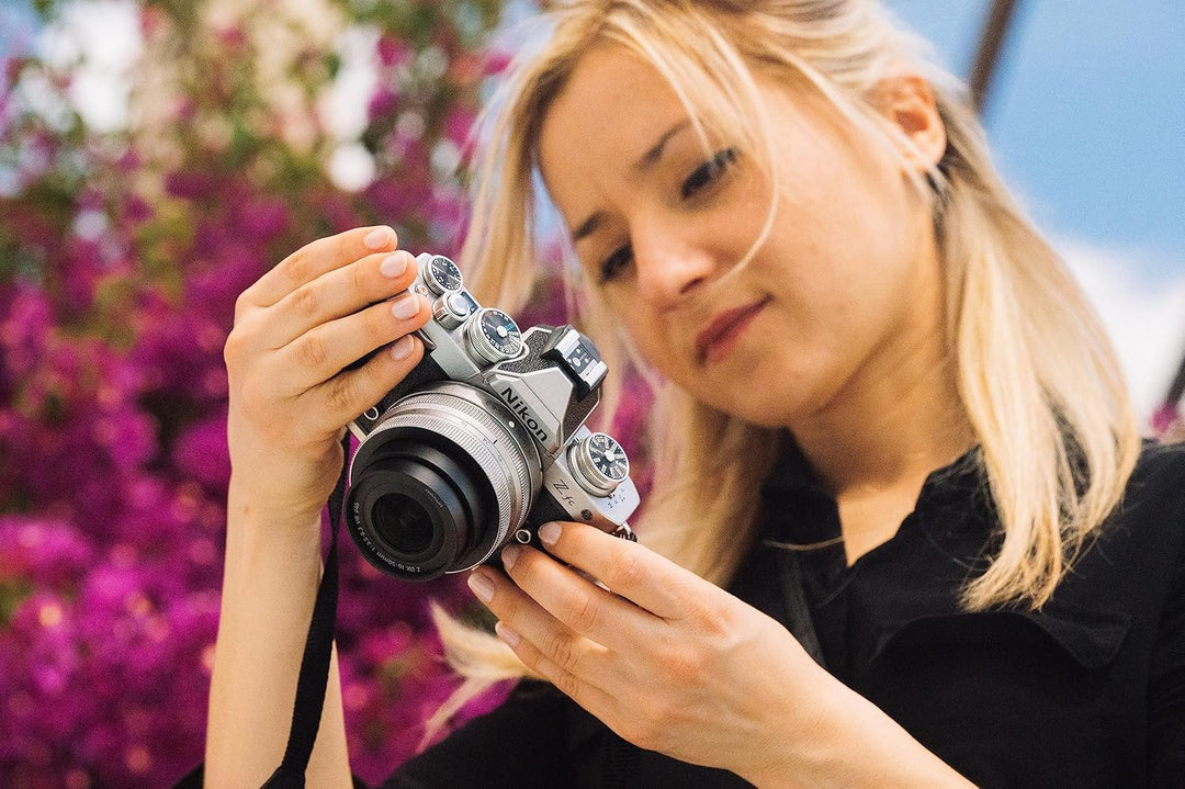 Nikon Z fc Kit Z DX 18-140mm 1:3.5-6.3 VR (20.9 MP, OLED-Sucher mit 2.36 Millionen Bildpunkten, 11 B