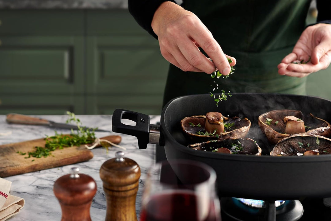 Woll Nowo Titanium Gusspfanne, viereckig, mit 2 Seitengriffen-Induktiv, 28 x 2 cm, 7 cm hoch-Geeigne