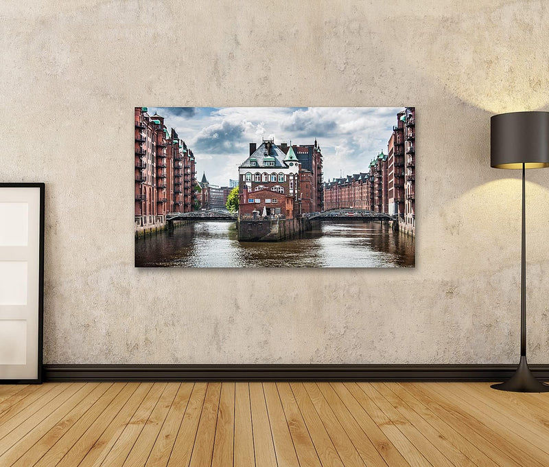 Bild auf Leinwand Berühmten Speicherstadt Mit Dunklen Wolken Vor Dem Sturm In Hamburg Deutschland Wa