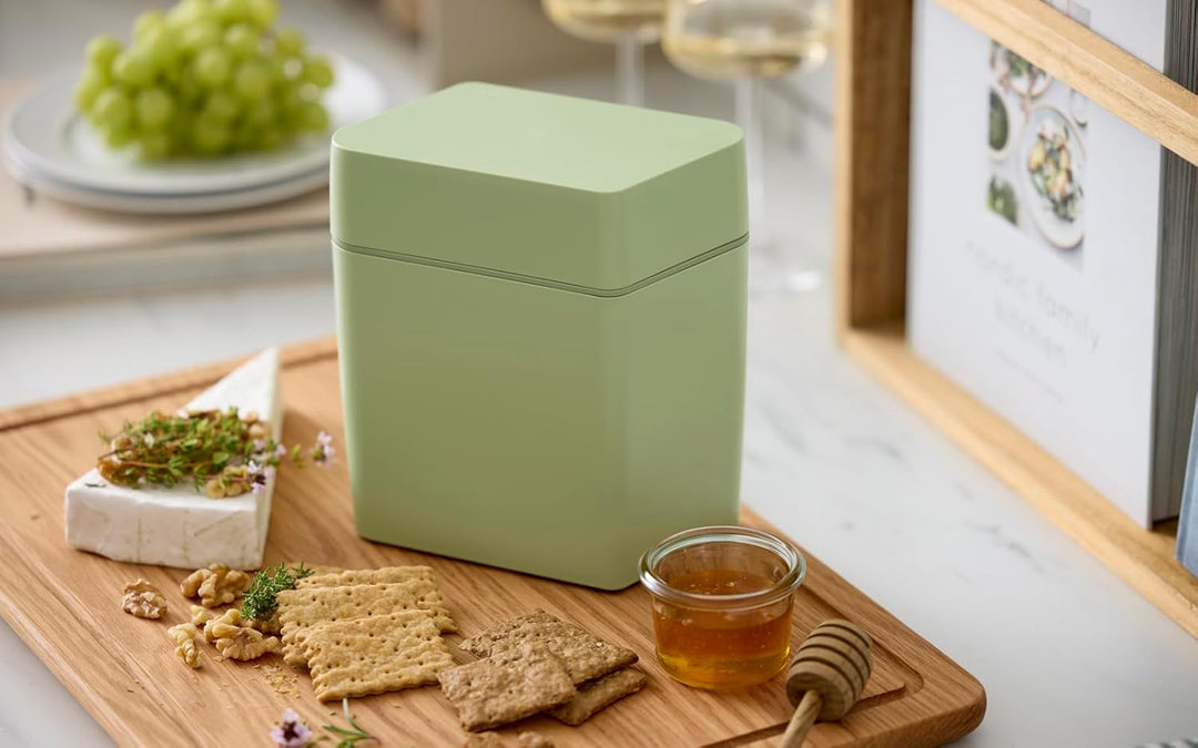 Rosti Classic Käsebox mit Deckel und integriertem Käseschneider, Käseaufbewahrungs Box für Kühlschra