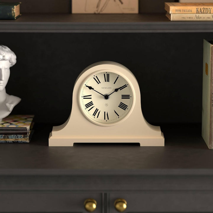 NEWGATE® Broadway Kaminsims Uhr | Klassisches Design des napoleonhutes | Vanille Creme | Römische zi