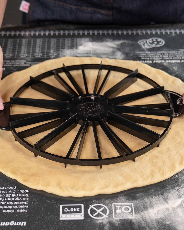 Sallys Torteneinteiler - 12/16 Stücke - ⌀ 27 cm - schwarz, beidseitig wendbar und aus hochwertigem K