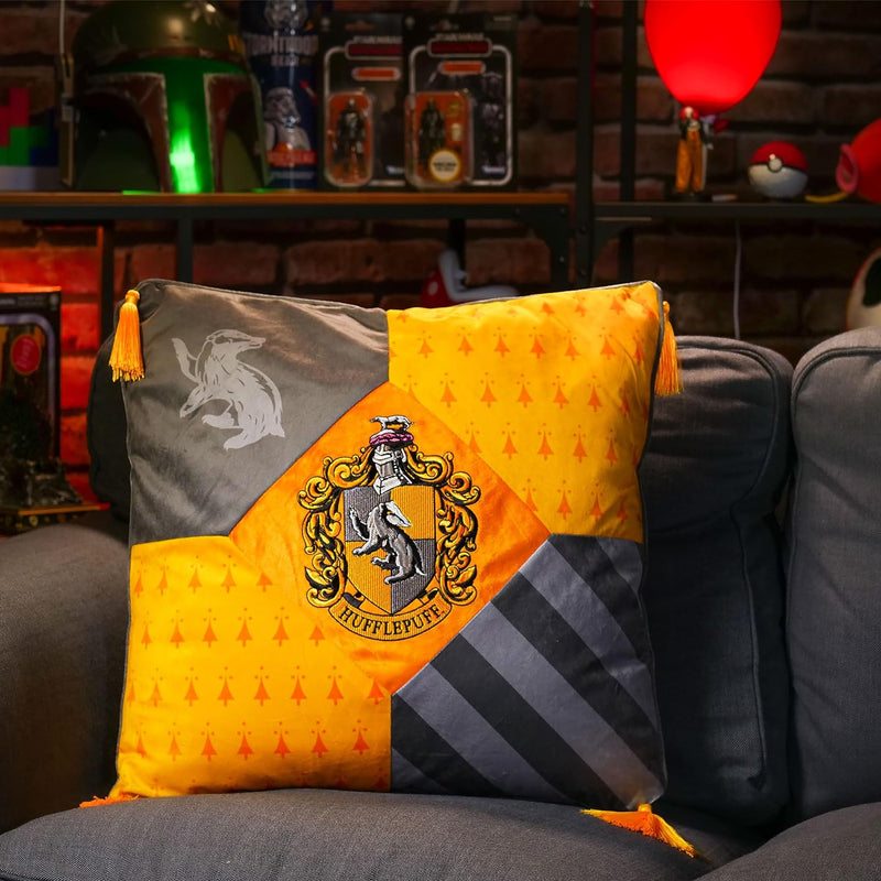 Elbenwald Harry Potter Kissen mit Quasten im Hufflepuff Design mit gesticktem Wappenpatch in den Hau