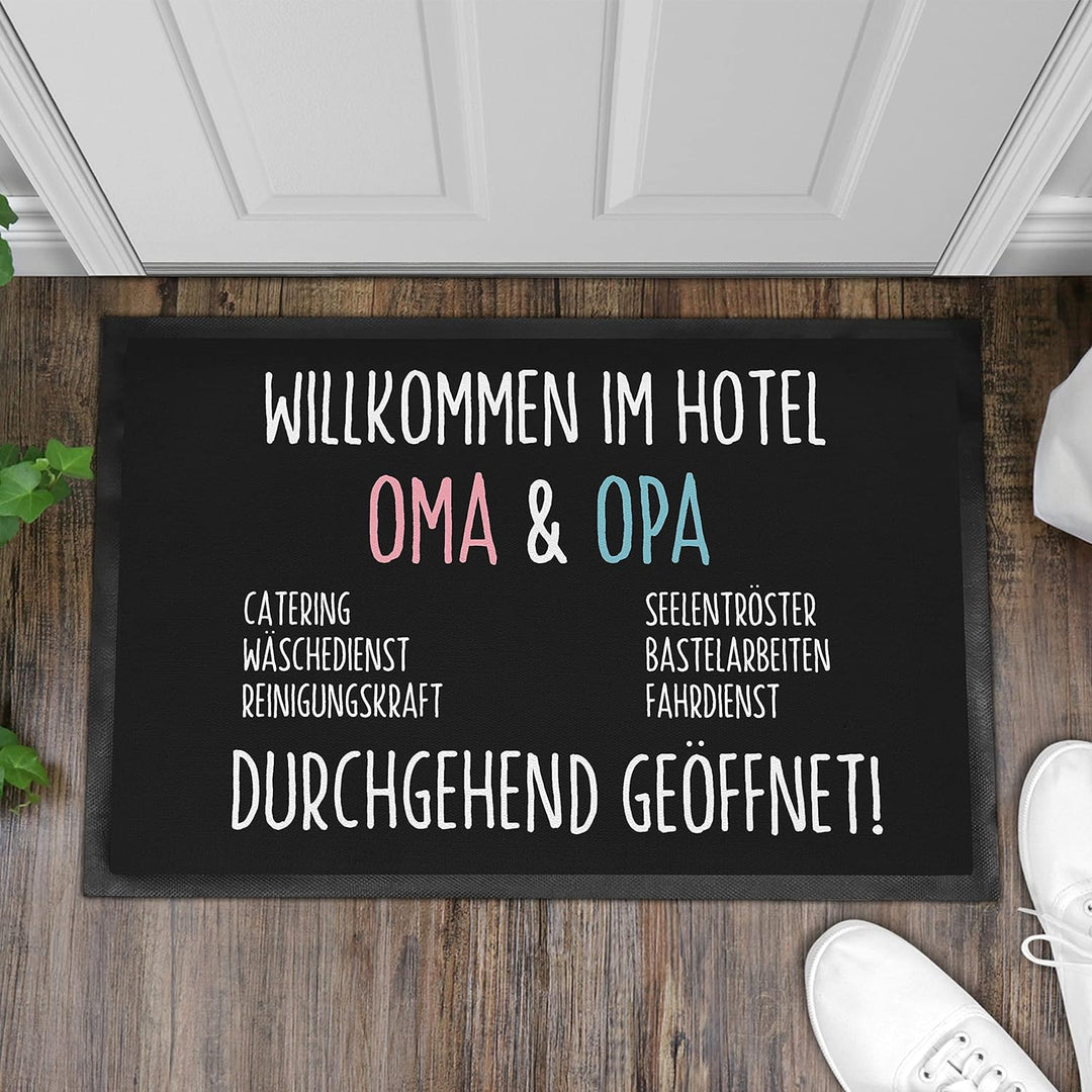 Trendation - Willkommen Hotel Oma und Opa Fussmatte Geschenk Pension 24/7 Geöffnet Fussabtreter Inne