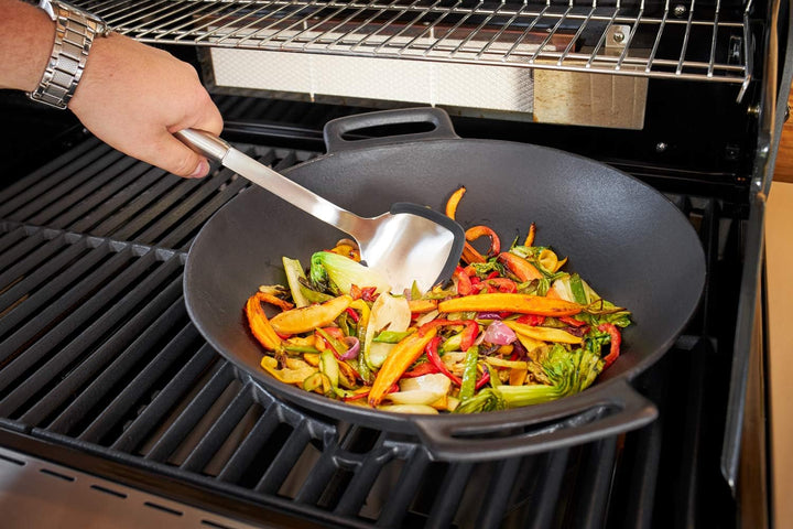 RÖSLE VARIO Wok, Hochwertiger Wok aus emailliertem Gusseisen zum scharfen Anbraten &amp; Abdeckhaube BBQ