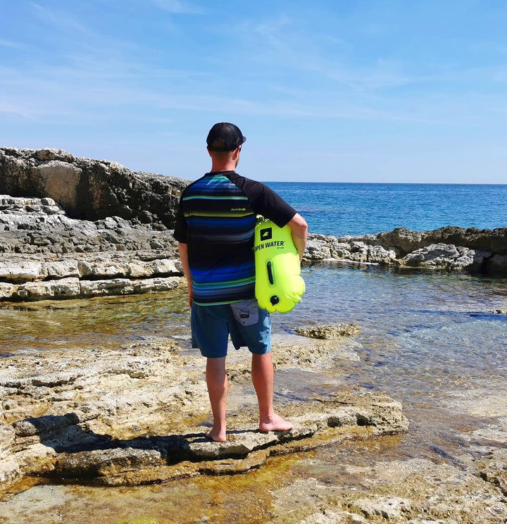 OPENWATER aufblasbare Schwimmboje XL — grosse Sicherungsboje mit Tasche für Dinge 28L Neongrün