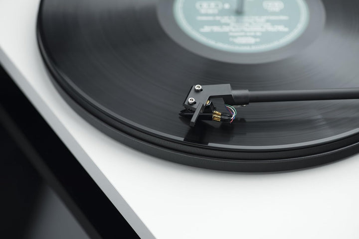 Pro-Ject Primary E Phono, Audiophiler Plug&Play Plattenspieler mit integrierter Phono Vorstufe (Weis