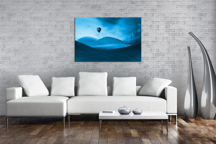 deyoli gezeichneter Heizluftballon über Wüstenlandschaft Format 100x70 Effekt: Monocrome Blau als Le