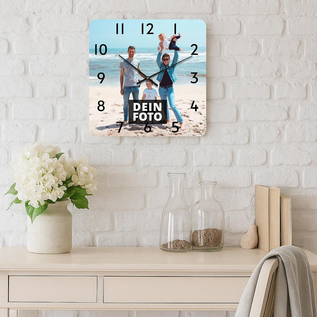 PhotoFancy® - Uhr mit Foto Bedrucken - Quadratische Fotouhr aus Kunststoff - Wanduhr mit eigenem Mot