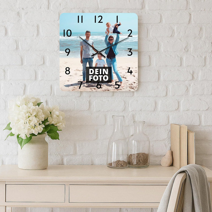 PhotoFancy® - Uhr mit Foto Bedrucken - Quadratische Fotouhr aus Kunststoff - Wanduhr mit eigenem Mot
