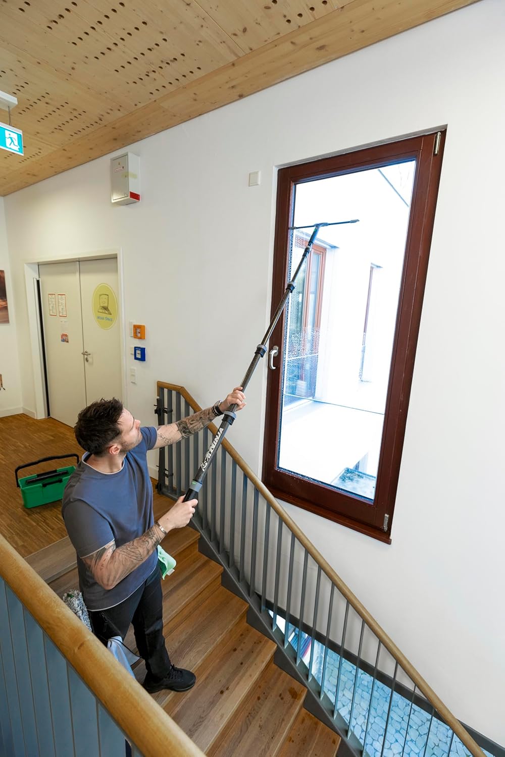 Unger Carbon Teleskopstange Ninja (5,50 m, 4-teilig, Anti-Rutsch Endkappe, kompakt, Fensterreinigung
