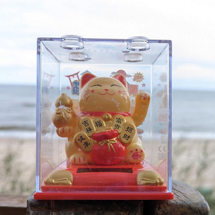 Freak Scene Glückskatze Maneki-Neko Vermögen Solar auf Sockel 8cm beige Winkekatze Lucky cat, Beige