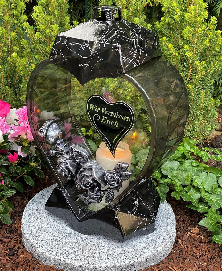 Grablampe Laterne HERZ Form mit Beschriftung '' Wir vermissen Euch'' Grablicht Kerze Grabkerze Grabd