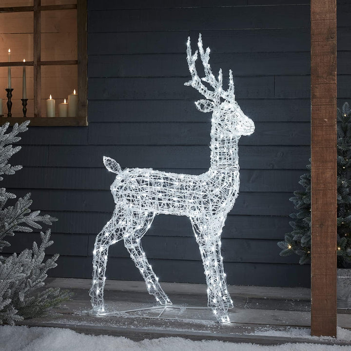 Lights4fun 120cm Swinsty LED Rentier Figur Acryl Weihnachtsfigur Rentier weiss Timer Weihnachtsbeleu
