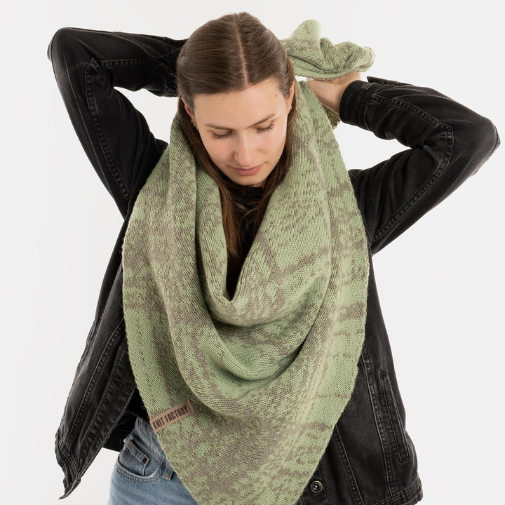 KNIT FACTORY - Dreiecksschal Lea - Damen Strickschal mit Wolle - Umschlagtuch für den Herbst und Win
