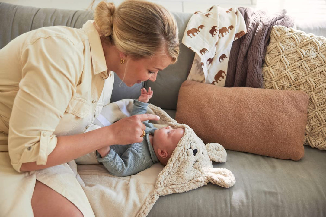 Jollein Wickeldecke für Babys aus kuschelweichem Fleecematerial, niedliches Hasendesign, nougatfarbi