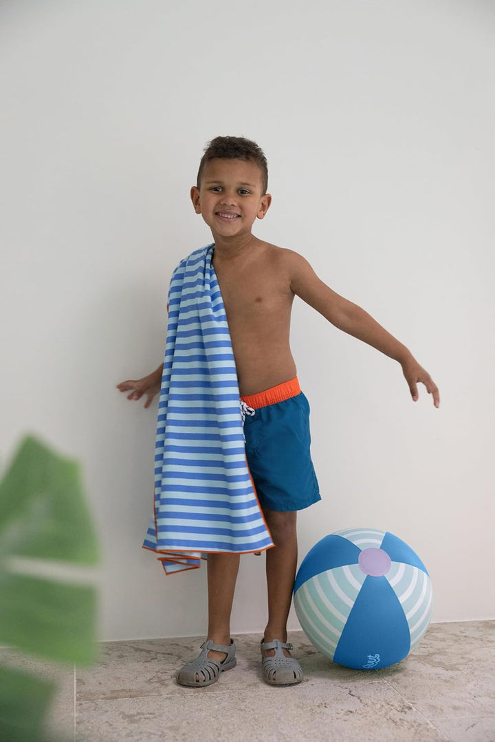 Quut – Strand-/Poolhandtuch für Kinder mit Spiel – Ultraschnell trocknende Mikrofaser, sandfrei – ko
