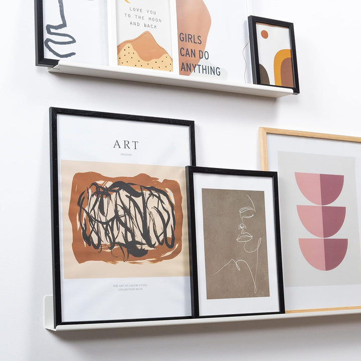 byde Ein schlankes Wandregal für Fotos, Bilder und Bücher. Modernes und minimalistisches Design. Her