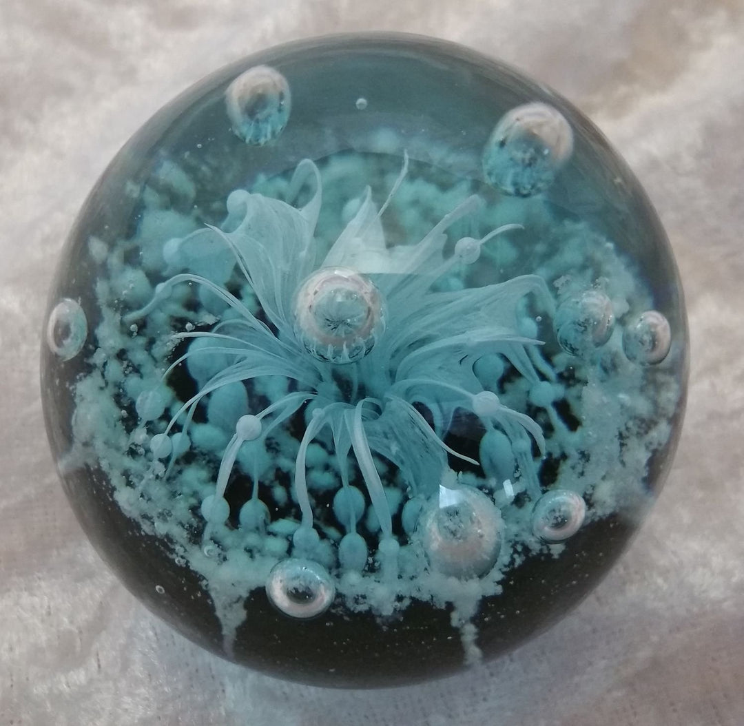 Traumkugel (226) - Briefbeschwerer gross ca. 10cm : Motiv türkisfarbene Blume schwarze Grung - Handa