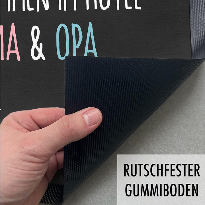 Trendation - Willkommen Hotel Oma und Opa Fussmatte Geschenk Pension 24/7 Geöffnet Fussabtreter Inne