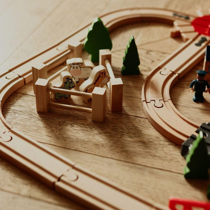 Mamabrum Holzeisenbahn Batteriezug Set - Stadt mit Flugterminal, Kran, Züge, Figuren, Spuren & Leuc
