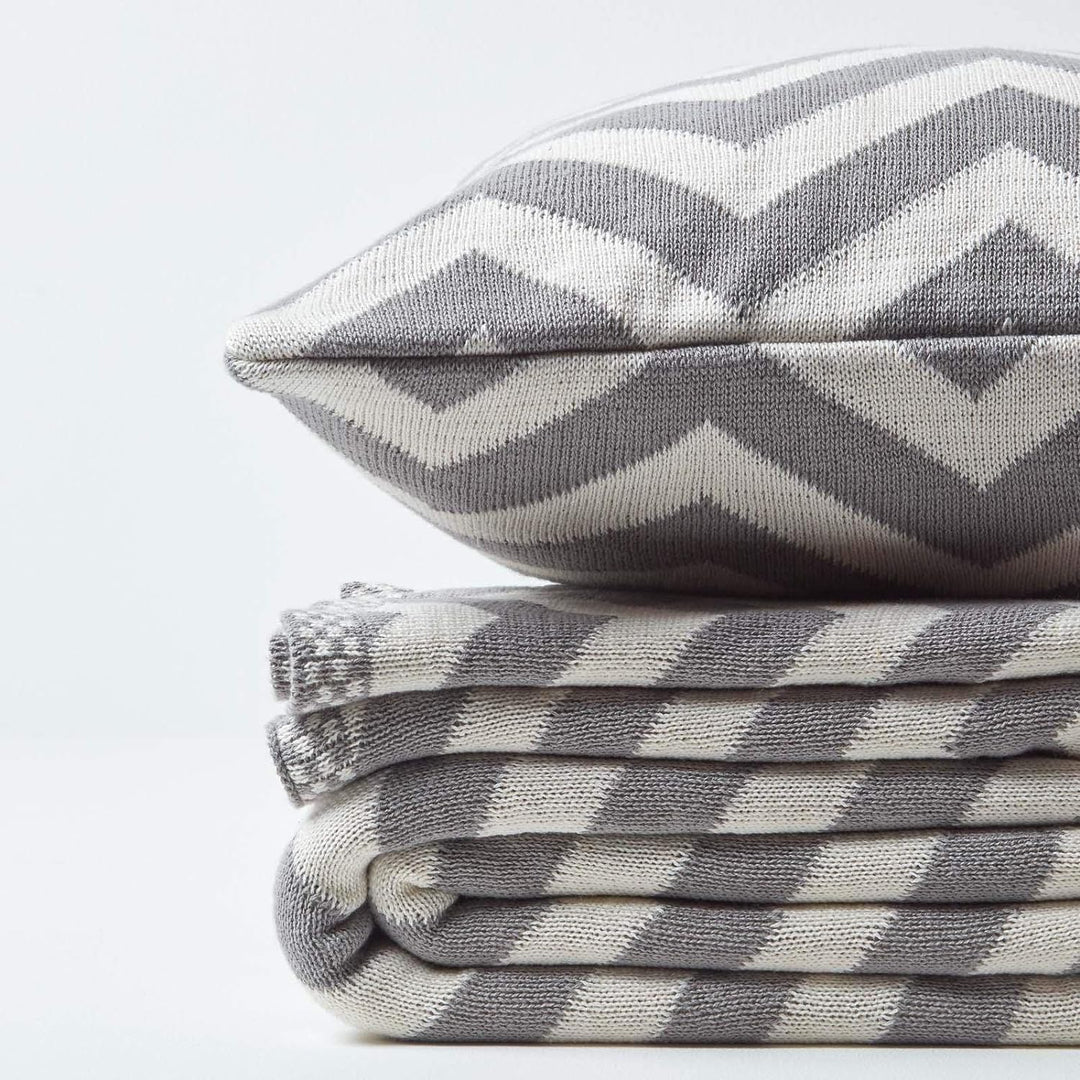 Homescapes gestrickte Tagesdecke mit Zick-Zack-Muster, weiche Wohndecke in Grau und Naturweiss, 100%