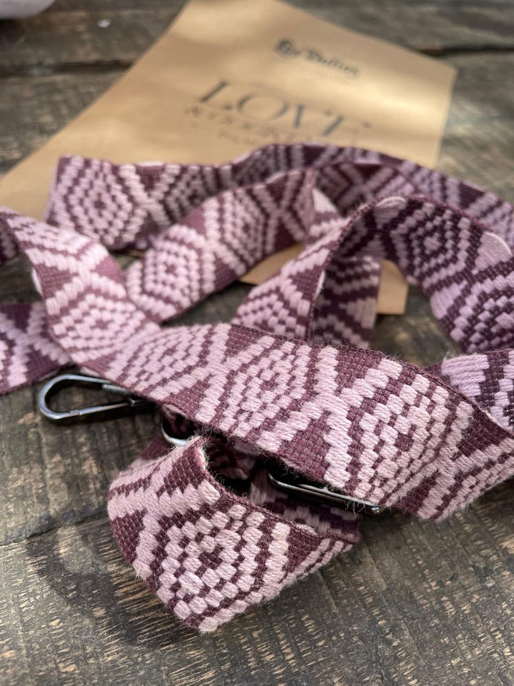 NOOMYA® Premium Fashion Handykette | Set Handyhülle iPhone 14 Plus & Handyband Wine Tasting | Handyg