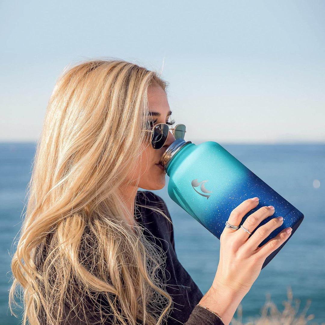 Coolflask Isolierte Wasserflasche 2L, Halbe Gallone Wasserkrug mit Strohhalm & 3 Deckeln, Grosse Iso