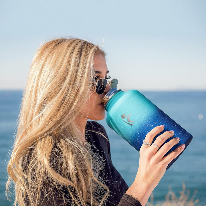 Coolflask Isolierte Wasserflasche 2L, Halbe Gallone Wasserkrug mit Strohhalm & 3 Deckeln, Grosse Iso
