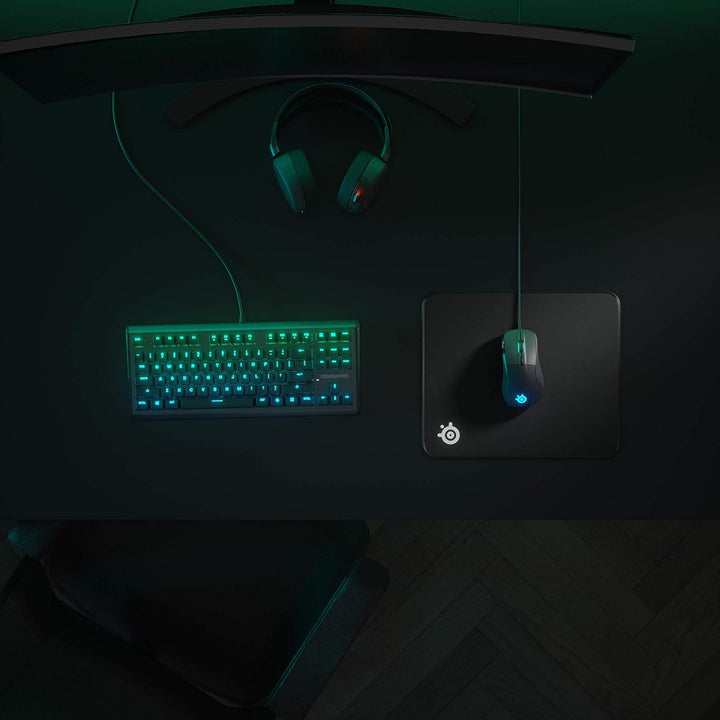 SteelSeries QcK Gaming-Mauspad, mittelgross, genähter Rand, extra langlebig, optimiert für Gaming-Se